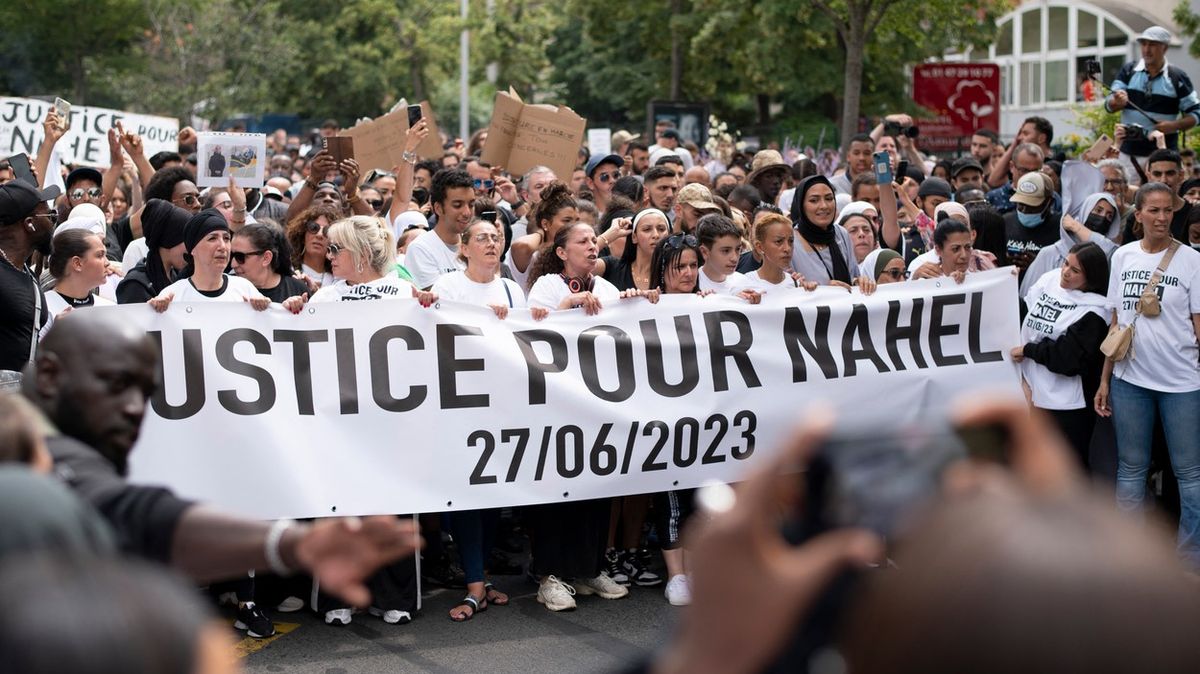 En France, on a enterré un jeune homme abattu par un policier.  Sans participation communautaire